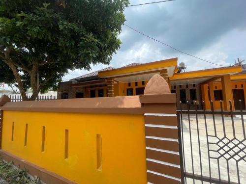 Pekanbaru Hotel | Budget-Friendly Stay at OYO 93866 Neva Guest House