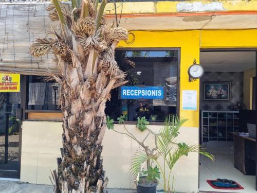 Asembagus Hotel | Welcoming OYO 93384 New Asembagus 2 with Pool & Breakfast