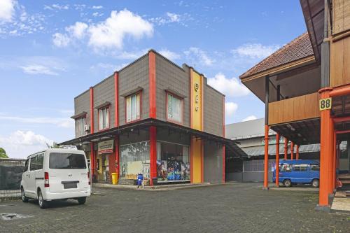 Malang Hotel | Budget-Friendly OYO 91084 Oke Guest House with Breakfast