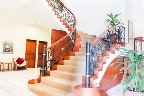 Lebak Bulus Hotel | Family-Friendly Stay at Super OYO 123 Puri Lotus Hotel