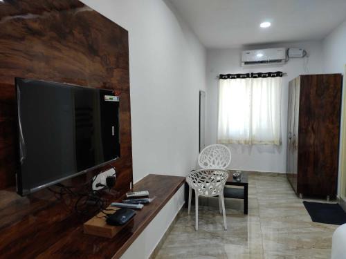 Medchal Hotel | Budget-Friendly OYO Hotel R Square - Family Friendly Stay