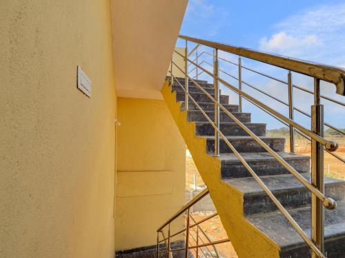 Farooq Nagar Hotel | Budget-Friendly OYO SG Trinetra Residency for Families