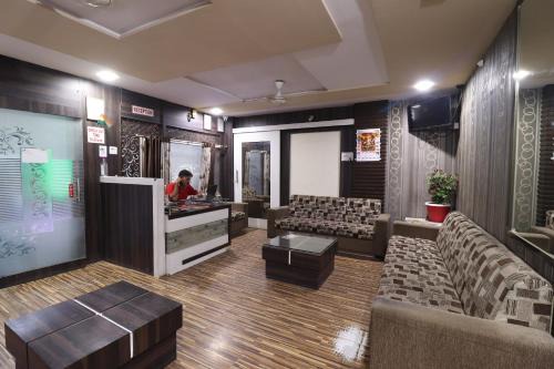 Dhule Hotel | Budget-Friendly Stay at Collection O Shri Sai Niwara Lodge