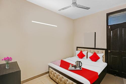 East of Kailash Hotel | Budget-Friendly OYO Hotel SS Paradise: Family-Friendly Stay