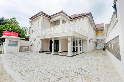 Bandar Lampung Hotel | Convenient RedDoorz Plus Syariah with Breakfast in Lampung