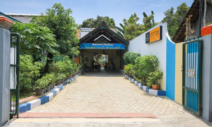 Lumajang Hotel | Family-Friendly OYO 2440 Wallet Residence with Breakfast