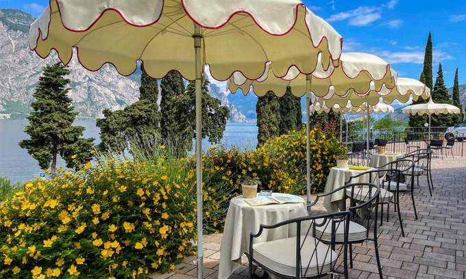 Malcesine Hotel | Oasi Beach Hotel: Oceanfront Retreat with Stellar Amenities
