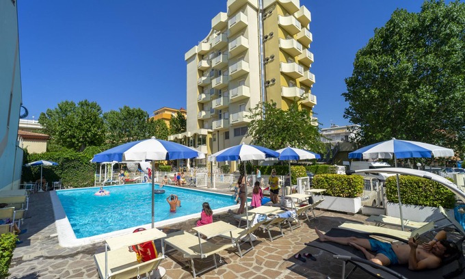 Bellariva Hotel | Relax at Hotel Oceanic: Family-Friendly with Pool & Dining