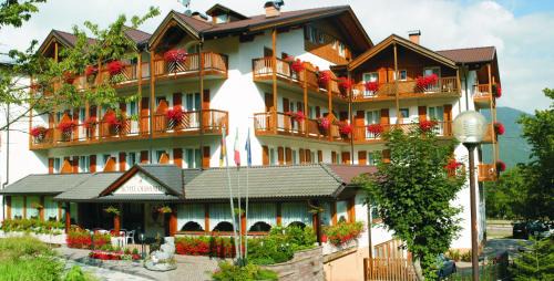 Cavedago Hotel | Discover Hotel Olisamir: Family-Friendly with Restaurant & More