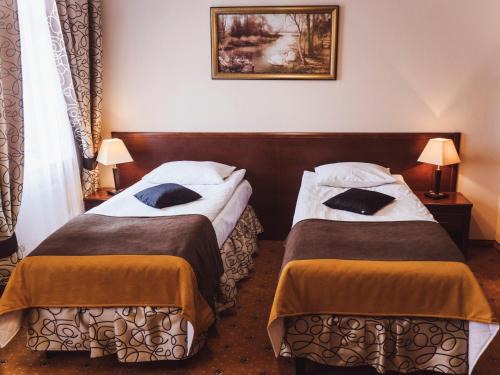 Biala Podlaska Hotel | Discover Hotel Osjann: Pet-Friendly Stay with Pool & Dining