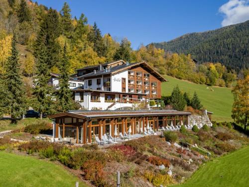 Untertschern Hotel | Discover Hotel OTP Birkenhof: Pet-Friendly & Poolside Retreat
