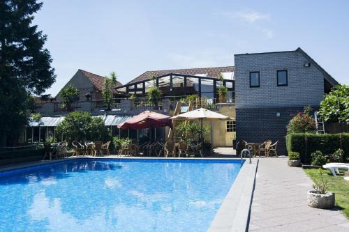 Weelde Hotel | Budget-Friendly Hotel Pacific with Pool & Breakfast