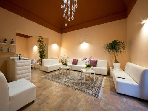 Colle di Val d'Elsa Hotel | Discover Hotel Palazzo Renieri with Family-Friendly Amenities