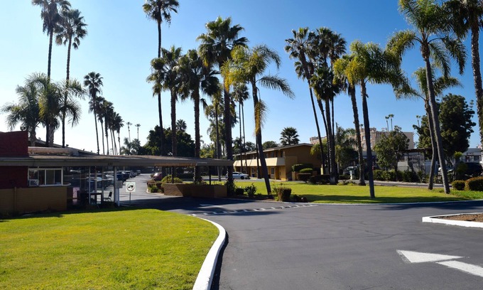 Lincoln Acres Hotel | Budget-Friendly Hotel Palmeras Chula Vista with Spa & Breakfast