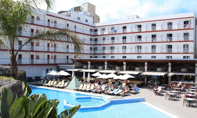 Malgrat de Mar Hotel | Discover Hotel Papi: Oceanfront Retreat with Pool Access
