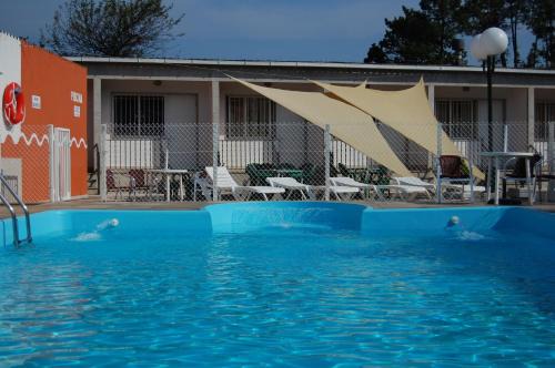 Poio Hotel | Discover Hotel París: Family-Friendly with Pool Access