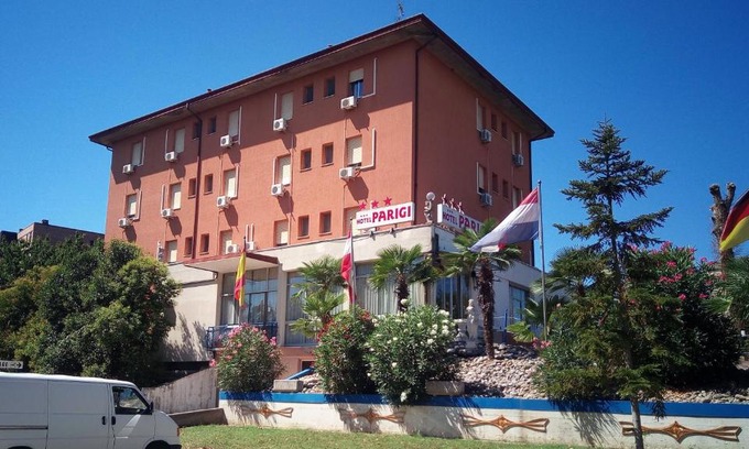 Castel San Pietro Terme Hotel | Pet-Friendly Hotel Parigi with Breakfast and Accessibility