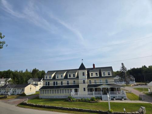 Pemaquid Point Hotel | Discover Family-Friendly Stays at Hotel Pemaquid