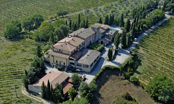 San Gimignano Hotel | Discover Hotel Pescille: Eco-Friendly Retreat with Pool