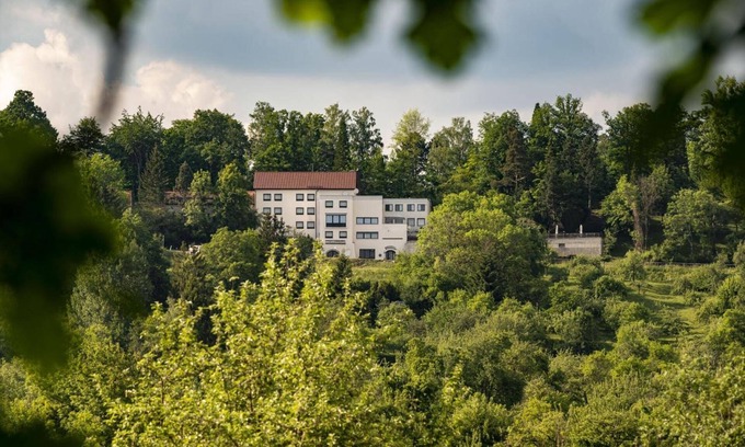 Schoenaich Hotel | Discover Hotel Pfefferburg: Family-Friendly with Breakfast
