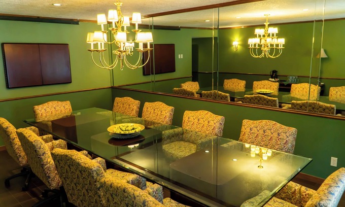 Fresno Hotel | Discover Hotel Piccadilly: Family-Friendly with Pool & Dining