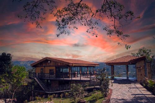 Roble Ski Chalet | Relax at Hotel Pico Colorado: Oceanfront Bliss Awaits