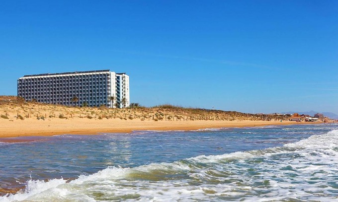 Guardamar del Segura Hotel | Oceanfront Hotel Playas de Guardamar with Pool Access