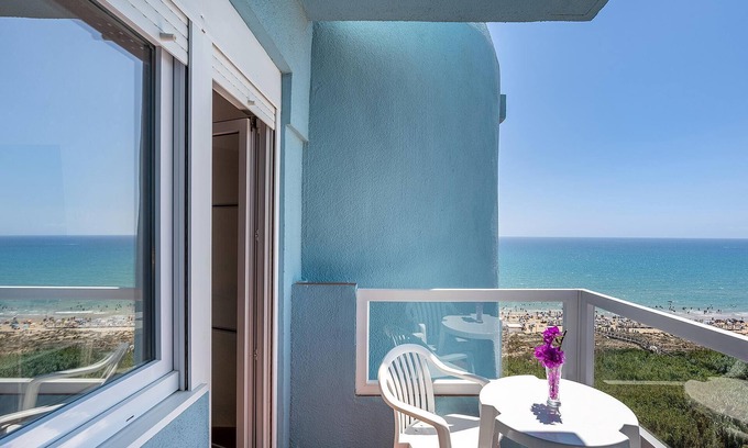 Guardamar del Segura Hotel | Relax at Hotel Playas de Guardamar with Pool & Spa Access