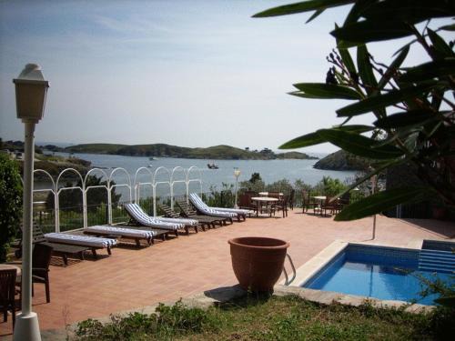 Portlligat Hotel | Relax at Hotel Port-Lligat with Pool and Ocean Views