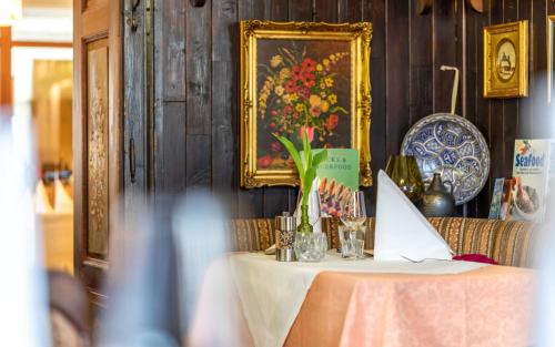 Kirchschlag in der Buckligen Welt Hotel | Cozy Hotel Post Hönigwirt: Rated 9/10 with Hot Tub Access