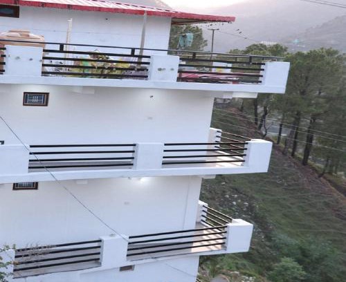 Barkot Bed & Breakfast | Family-Friendly Hotel Prakash by StayApart: Your Ideal Getaway