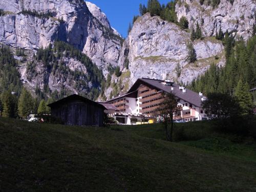 Malga Ciapela Hotel | Pet-Friendly Hotel Principe Marmolada with Ocean Views