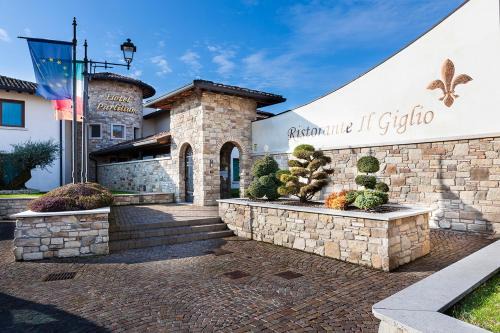 Porcia Hotel | Discover Hotel Purlilium: Oceanfront with Hot Tub & Pets Welcome