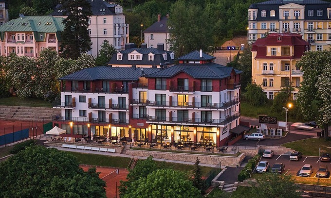 Marianske Lazne Hotel | Eco-Friendly Retreat at Hotel Queens: Spa & Family Amenities