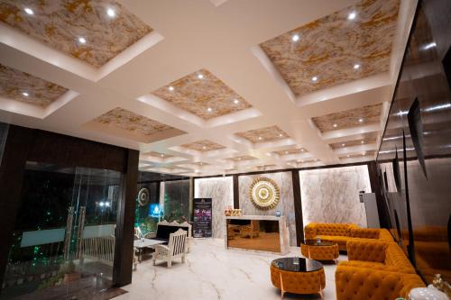 Varanasi Bed & Breakfast | Cozy Hotel Radiance Courtyard with Oceanfront Amenities