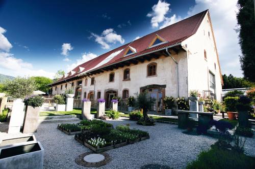Burg Hotel | Pet-Friendly Hotel Rainhof Scheune with Nature Park Dining