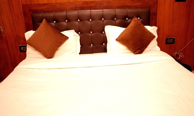 Barli Hotel | Explore Hotel Rajat Residency: Family-Friendly Stay with Breakfast