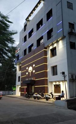Karad Hotel | Discover Hotel Ranjeet: Ideal for Families with Pool Access