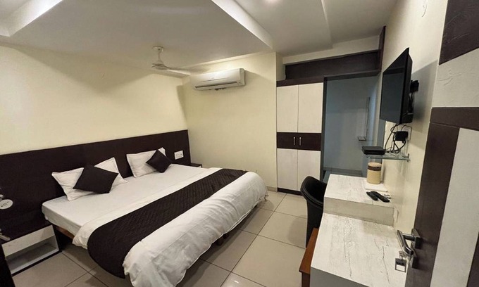 Sindhi Camp Hotel | Budget-Friendly Stay at Hotel Rashika Palace with Breakfast
