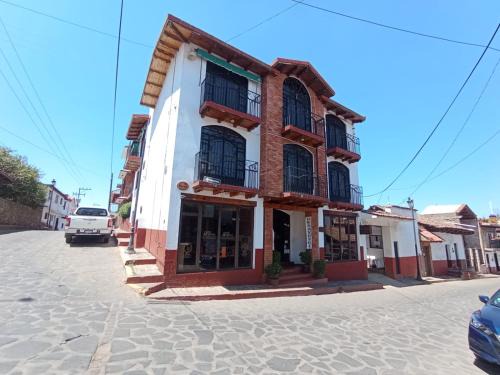 Mazamitla Hotel | Welcoming Hotel Real de la Sierra: Family-Friendly Retreat