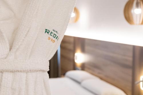 Cadiz Hotel | Elegant Hotel Regio Cádiz: Family-Friendly with Dining Options