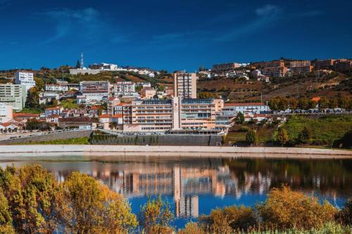 Peso da Regua Hotel | Inviting Hotel Regua Douro with Oceanfront Pool Access