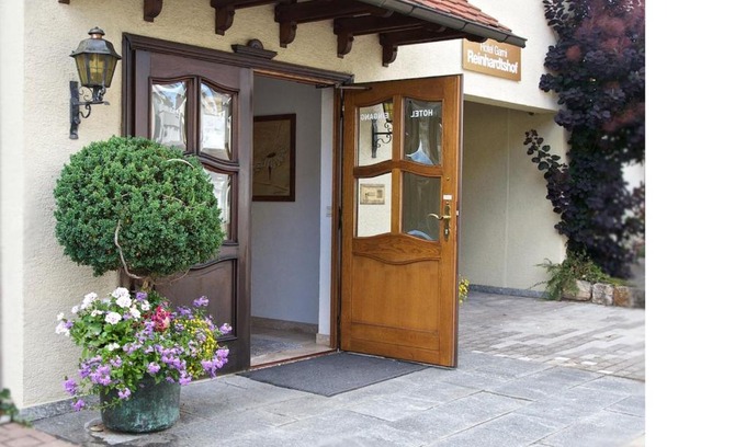 Wolfschlugen Hotel | Cozy Hotel Reinhardtshof Garni: Child Friendly & Breakfast Included