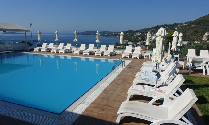Skiathos Town Hotel | Oceanfront Hotel Rene with Pool & Child-Friendly Amenities