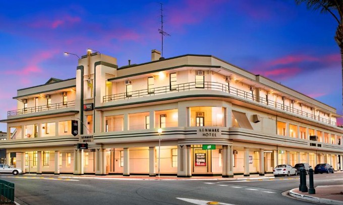 Renmark Hotel | Relax at Hotel Renmark: Oceanfront Pool with Family Amenities