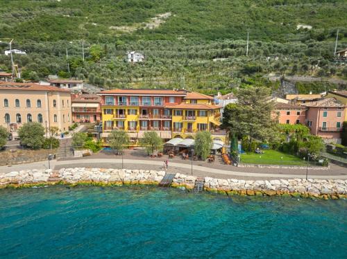 Magugnago Apartment | Stylish Hotel Residence Villa Beatrice with Oceanfront Views
