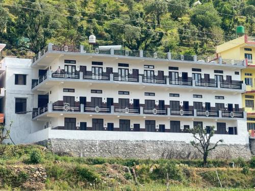 Rajgarhi Hotel | Discover Hotel Rest and Bite: Ideal for Families & Dining