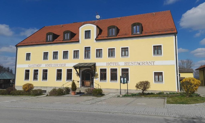 Neuburg am Inn Hotel | Discover Hotel-Restaurant Kreuzhuber: Pet-Friendly Retreat