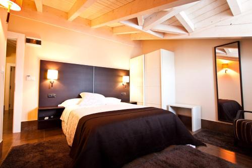 Quincoces de Yuso Hotel | Delightful Getaway at Hotel Restaurante Puente Romano