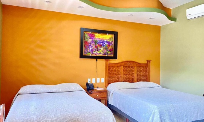 Jalpan de Serra Hotel | Indulge at Hotel Restaurante Tequila with Pool & Hot Tub